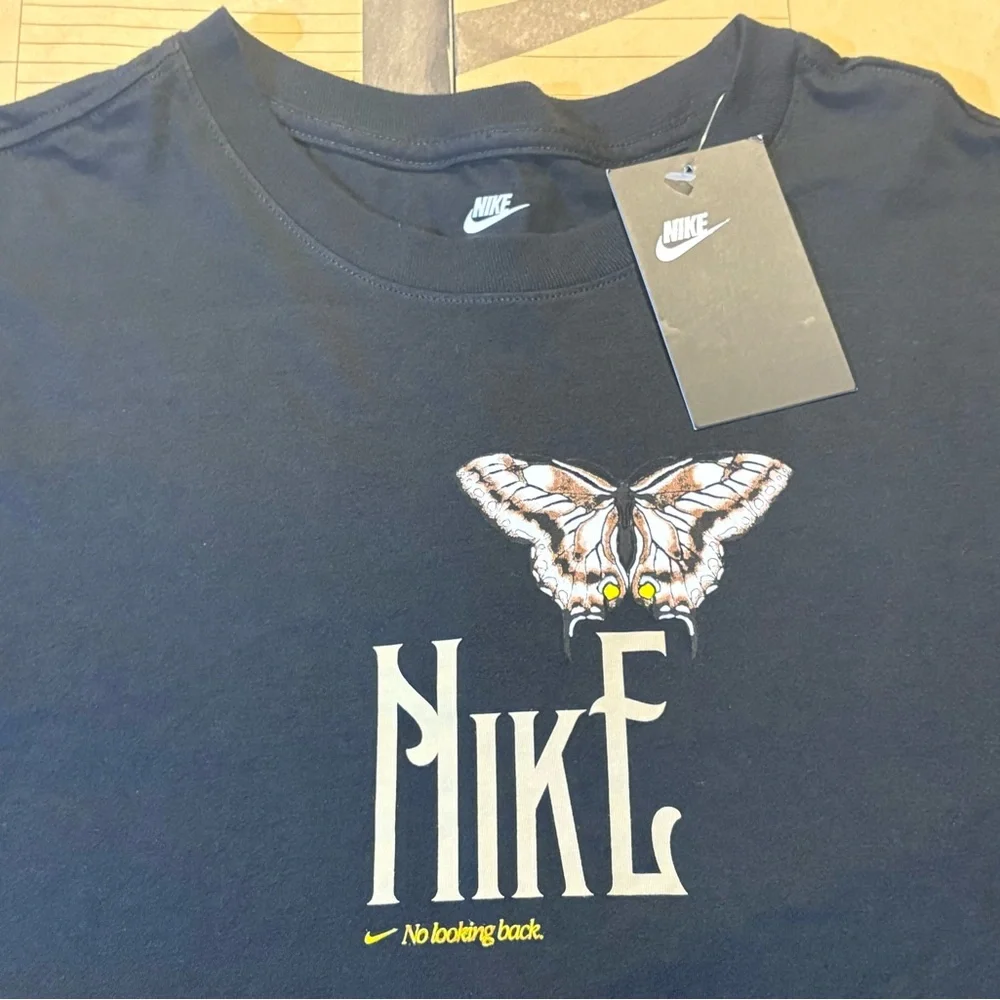 Nike Sportswear Swoosh Graphic logo tee
